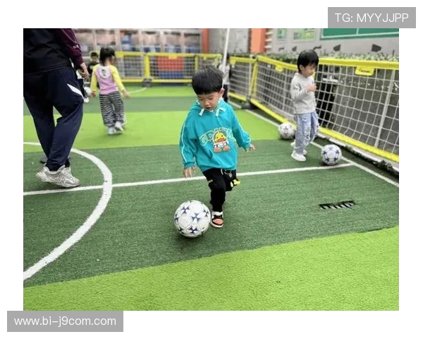 正品足球带你回忆毕业季 青春与梦想同在的足球时光