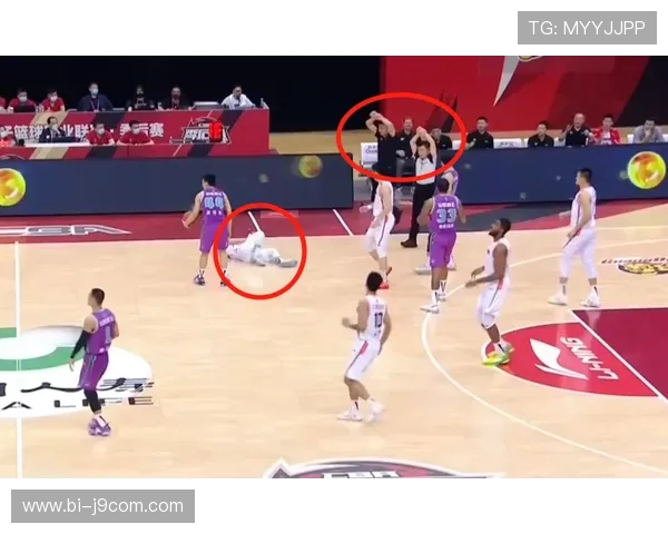 足球比赛中伸腿绊倒对方球员是否构成犯规及其判罚标准分析